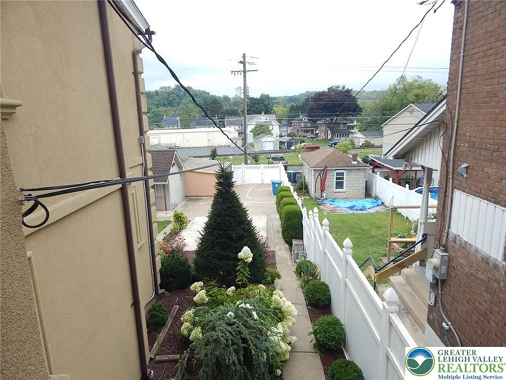 2 bed, 1.0 bath, 1744 sqft, $1,800 — Photo 3
