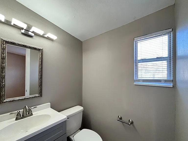 3523 W Markham St — Photo 11