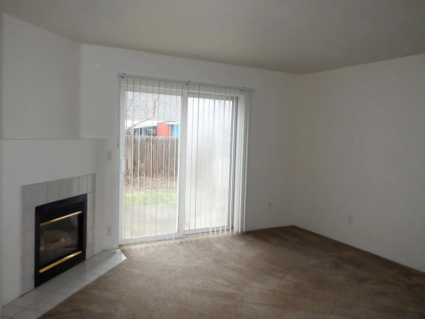 Single Level 2 Bed/2 Bath End Unit with Garage - Hemlock Ave — Photo 2