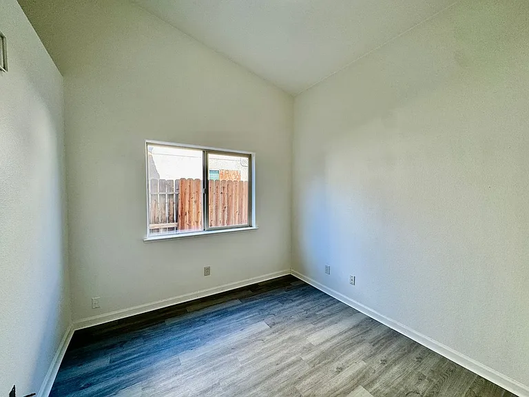 528 Burgundy St — Photo 8