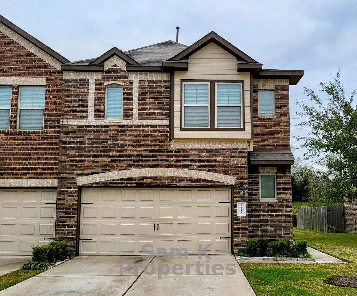 3 bed, 2.5 bath, 1973 sqft, $2,145 — Photo 1