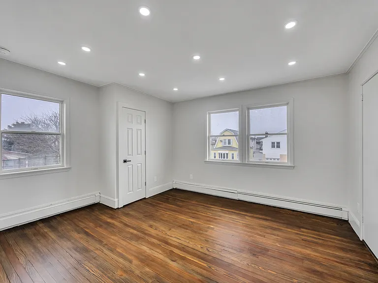 666 E Penn St — Photo 15