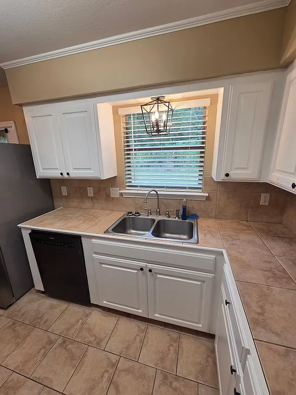 3 bed, 1.0 bath, 1100 sqft, $1,700 — Photo 2