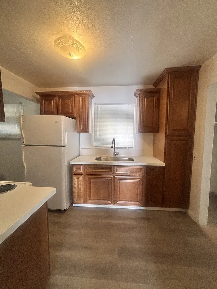 3 bed, 1.0 bath, 900 sqft, $1,900 — Photo 4