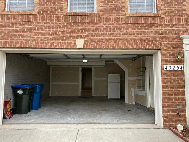 Garage - 43254 Goosefoot Sq
