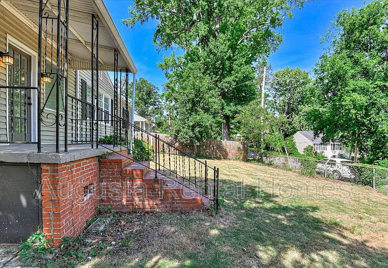 3210 York Dr — Photo 3
