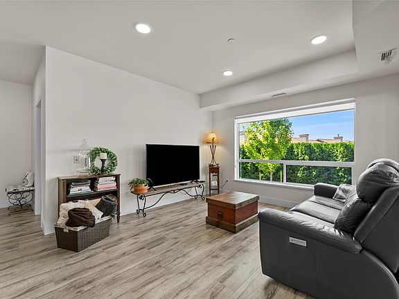 4th image of 651 Dunes Dr #101