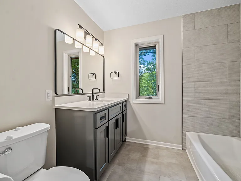 Upper level full bath (bath 2 of 4)