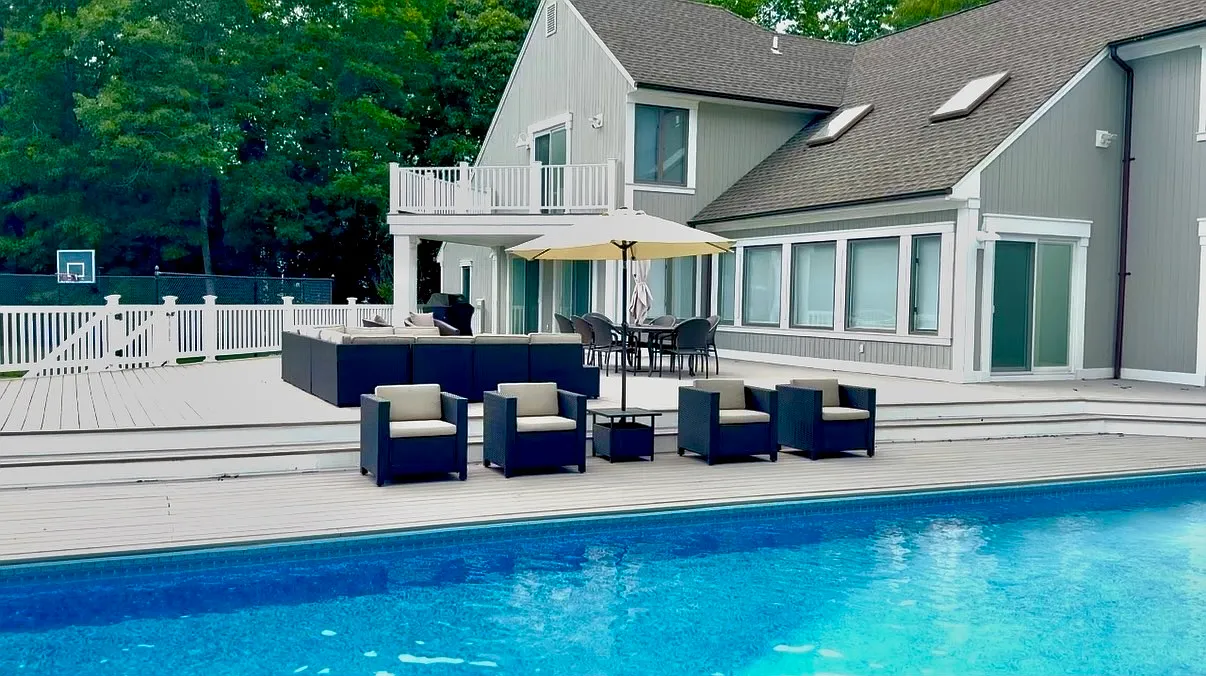 Gracious and Private Four bedroom home with Tennis and Pool — Photo 1