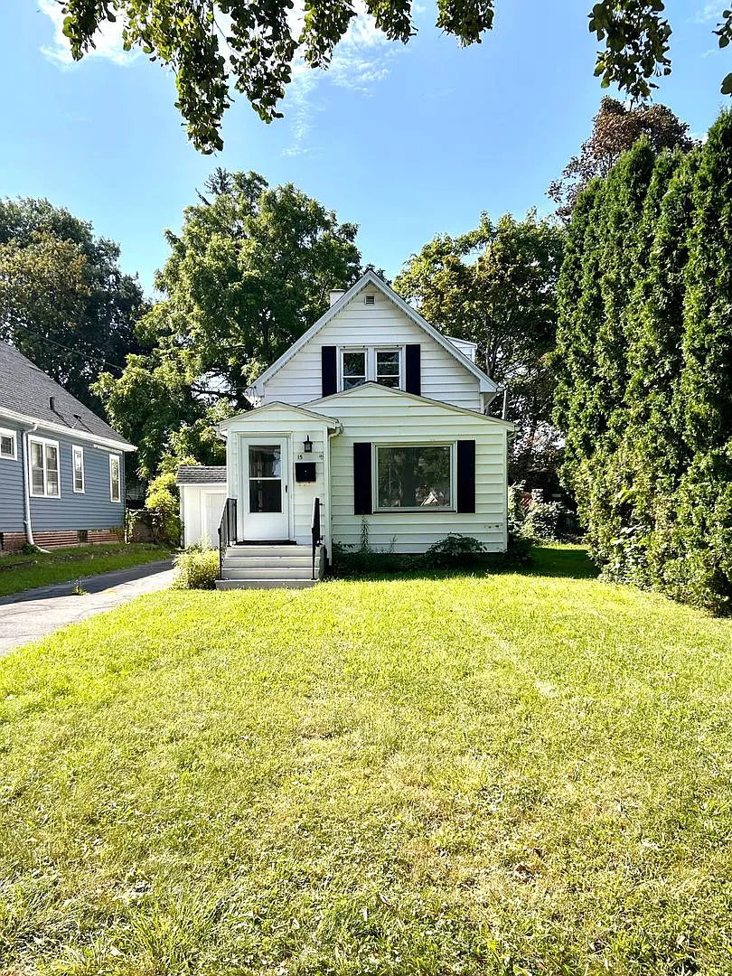 Charming 2-bed/ 2-bath home available near Mt. Hope! — Photo 1