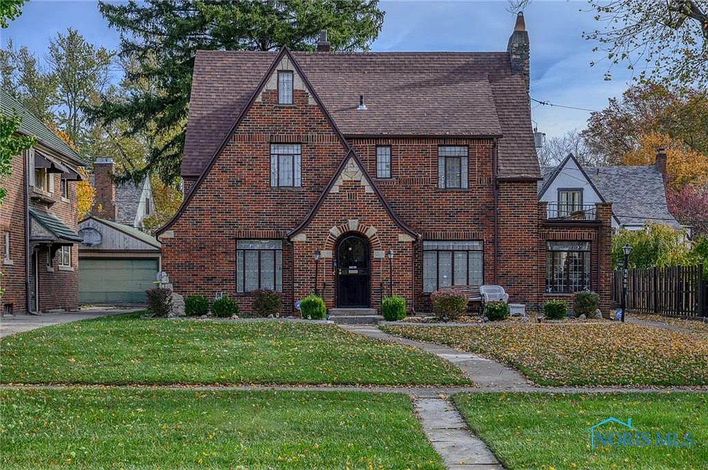1938 Parkside Blvd photo 1