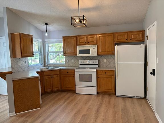 4th image of 619 Goodrich Dr