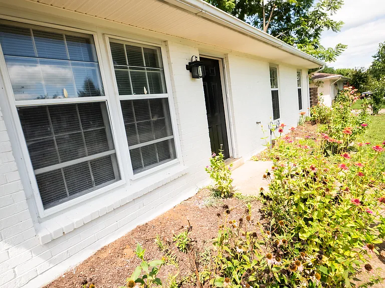 250 Lynnwood Dr — Photo 2