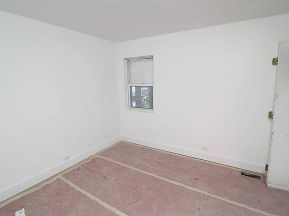 4th image of 923 S Carpenter St #1F
