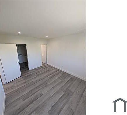 3rd image of 13160 Victory Blvd #1