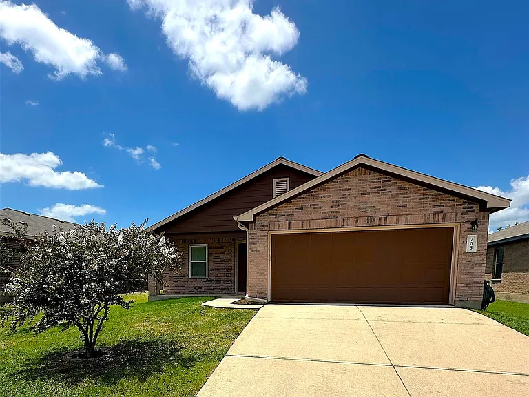 705 Morgan Dr — Photo 1
