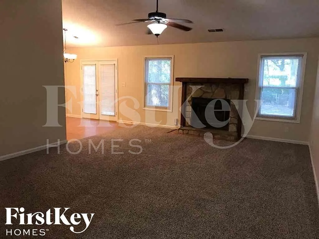 3 bed, 2.0 bath, 1486 sqft, $2,005 — Photo 2
