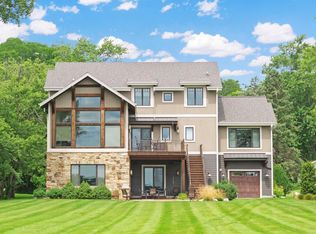 W304N2472 Maple Ave, Pewaukee, WI 53072