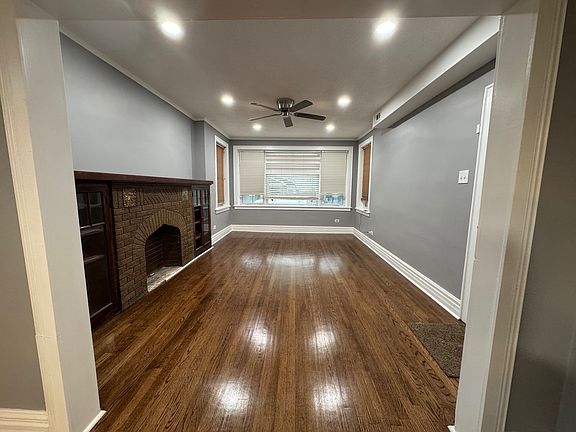 2nd image of 5425 W Drummond Pl #1