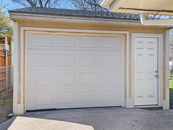 4th image of 1605 N Oak St #A