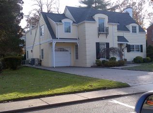 132 Bournedale Rd N, Manhasset, NY 11030