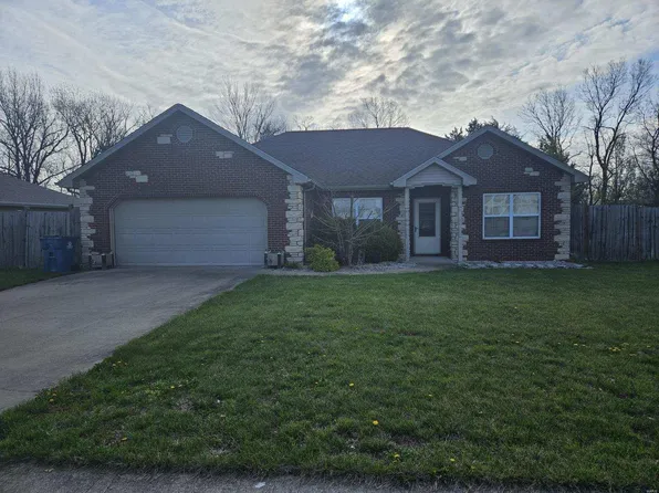 225 Brookstone Dr, Holts Summit, MO 65043
