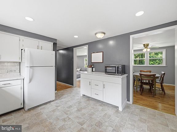 4th image of 7944 Lincoln Way E