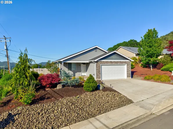 110 W Flangas Ave, Roseburg, OR 97471