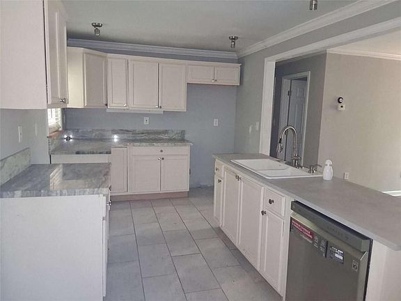 4th image of 1032 Valley View Rd SE