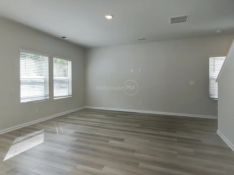 1152 Harland St — Photo 7