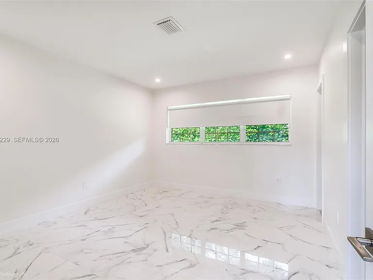 52 Camden Dr — Photo 17