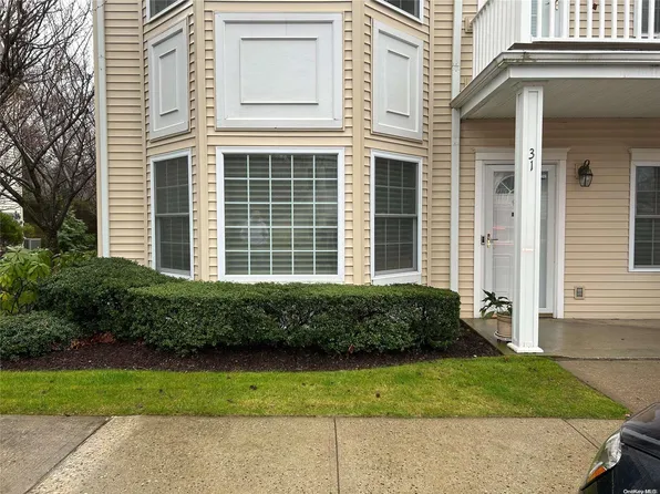 31 Autumn Drive #31, Plainview, NY 11803
