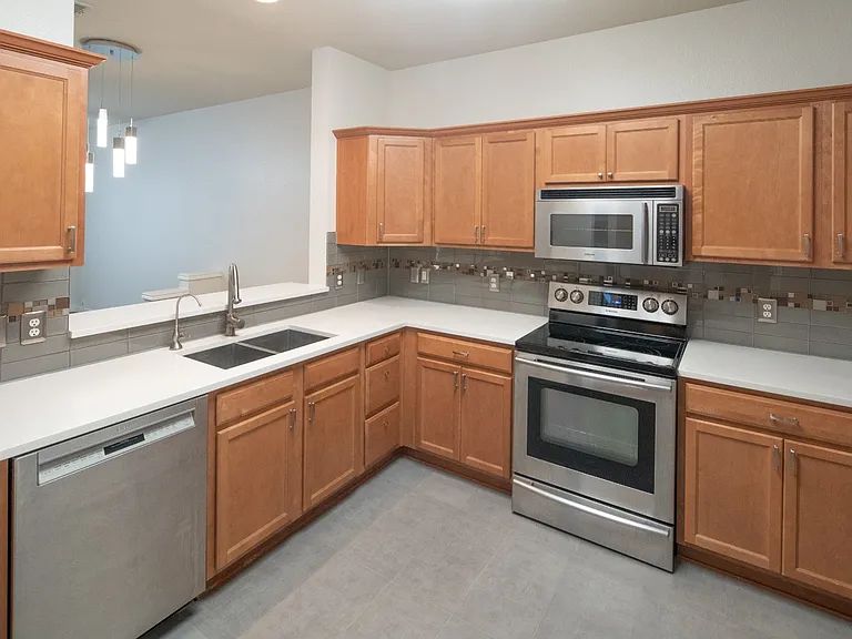 2215 Canterbury Park Dr — Photo 10