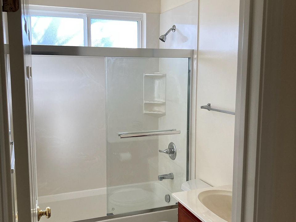 2nd image of 685 Mariposa Ave #1