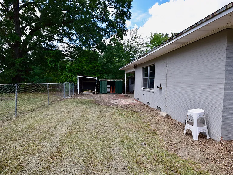 1310 Fairfield Dr — Photo 3
