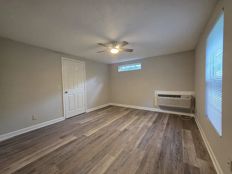 1050 Woody Ln #B — Photo 7