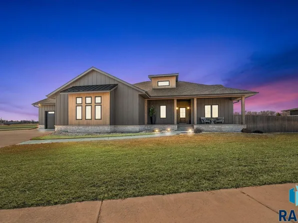 209 E Chapelwood Dr, Brandon, SD 57005