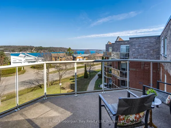 11 Beck Blvd #404, Penetanguishene, ON L9M 2G1
