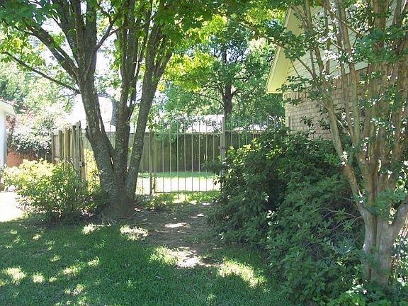 4th image of 301 Hollie Cir