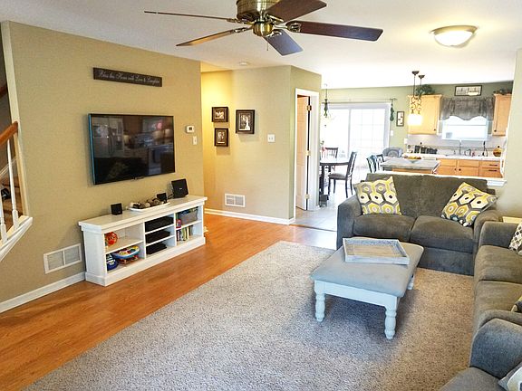 3rd image of 25 Danielle Ln