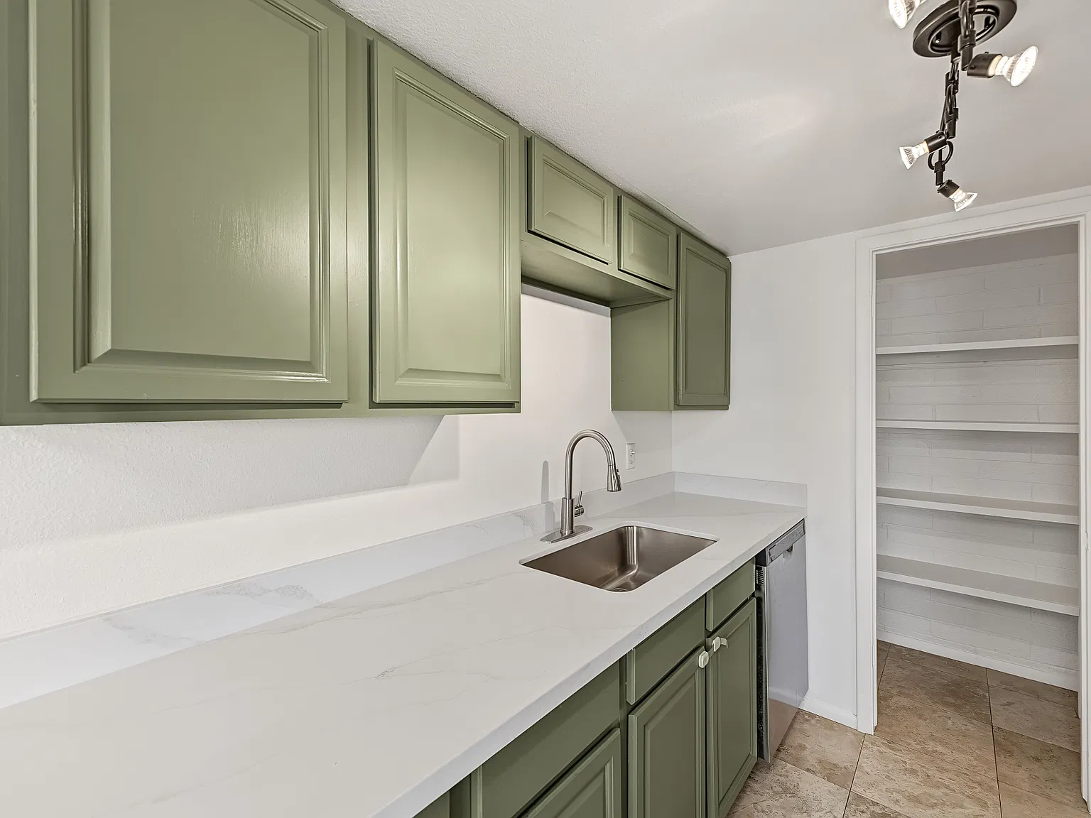 2 bed, 924 sqft, $1,650 — Photo 3