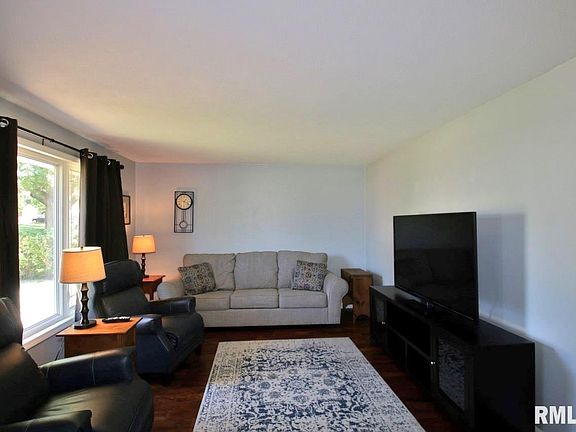4th image of 2908 W Larchmont Ln