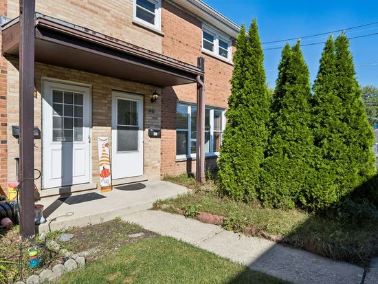 221 Linn Ct APT D, North Aurora, IL 60542
