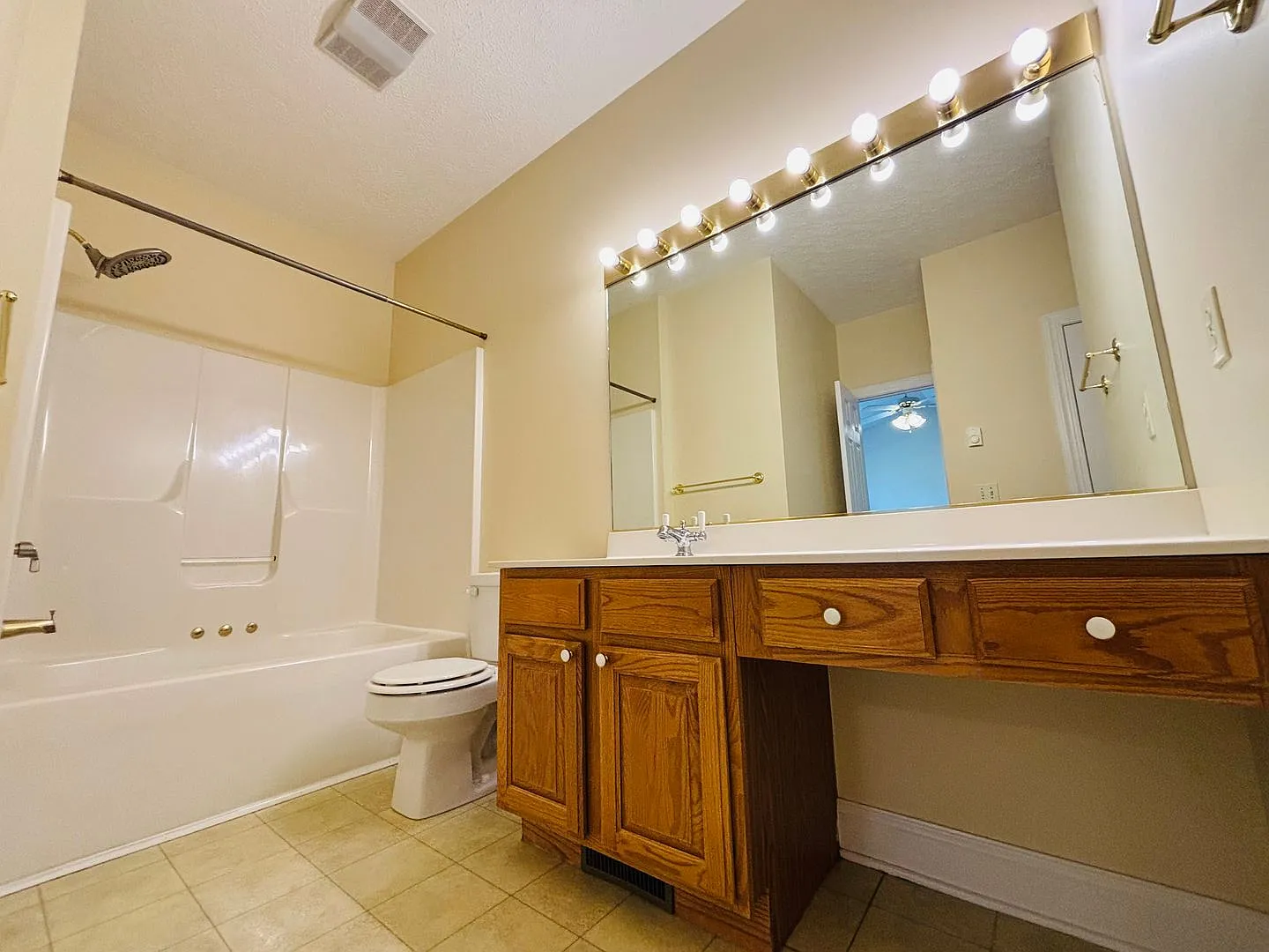 3 Bedroom 2 Bath Townhouse — Photo 3