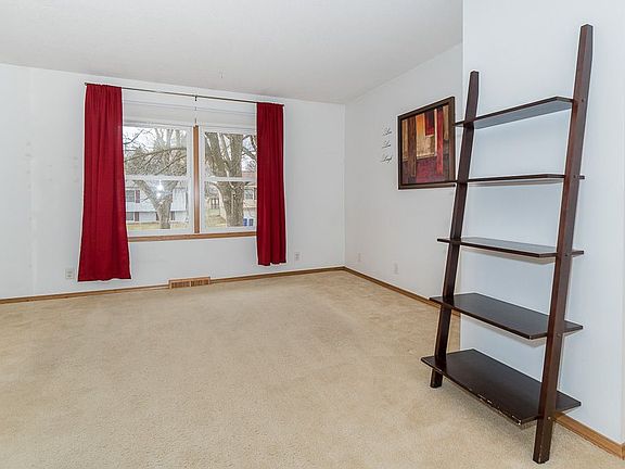 4th image of 222 Sussex Dr NE
