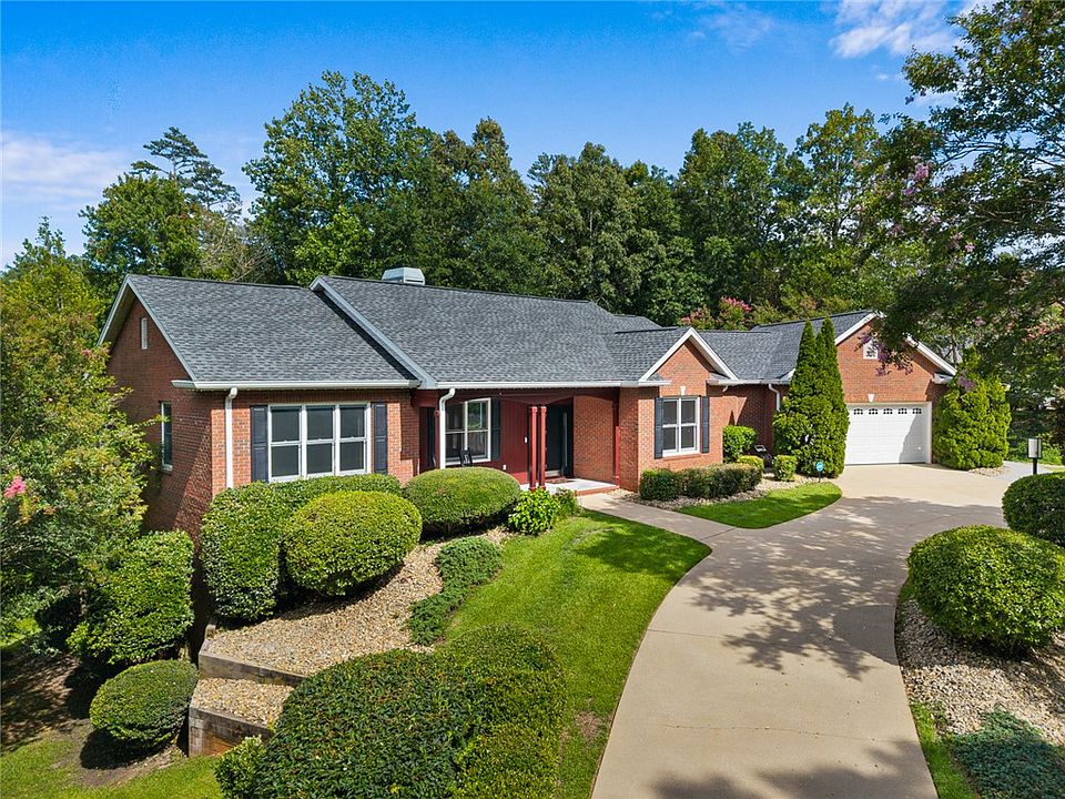 1st image of 205 Cross Creek Dr