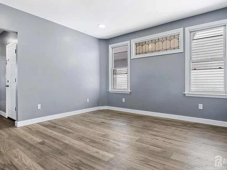 19 Newfield St — Photo 2