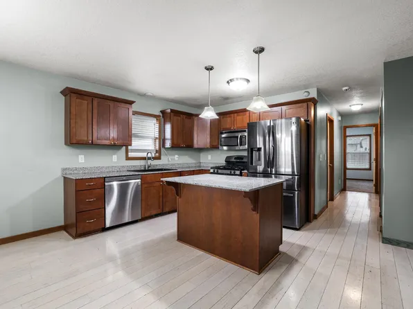 810 3rd St SE, Stanley, ND 58784