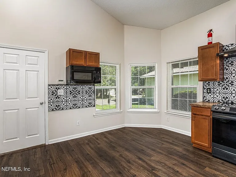 11046 Campus Heights Ln — Photo 6