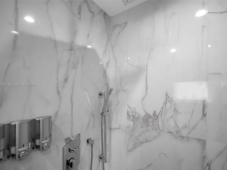 1100 NE 84th St — Photo 34
